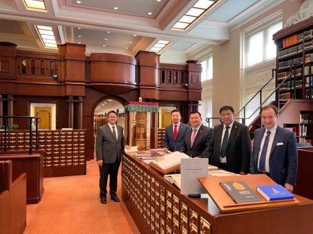 Дэлхийн хамгийн том номын сангийн Азийн тасагт "Монгол төрийн соёмбо" номоо хүлээлгэн өглөө