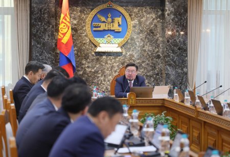 Засгийн газар хуралдаж байна
