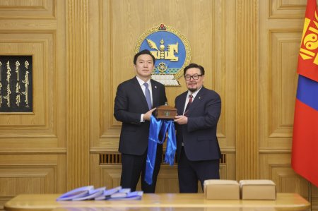 Монгол Улсын 35 дахь Ерөнхий сайд Н.Учрал Засгийн газрын тамгаа гардаж авлаа